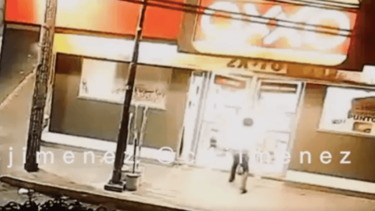 VIDEO: Hombre tira puerta de un Oxxo, lo roba y policías lo detienen