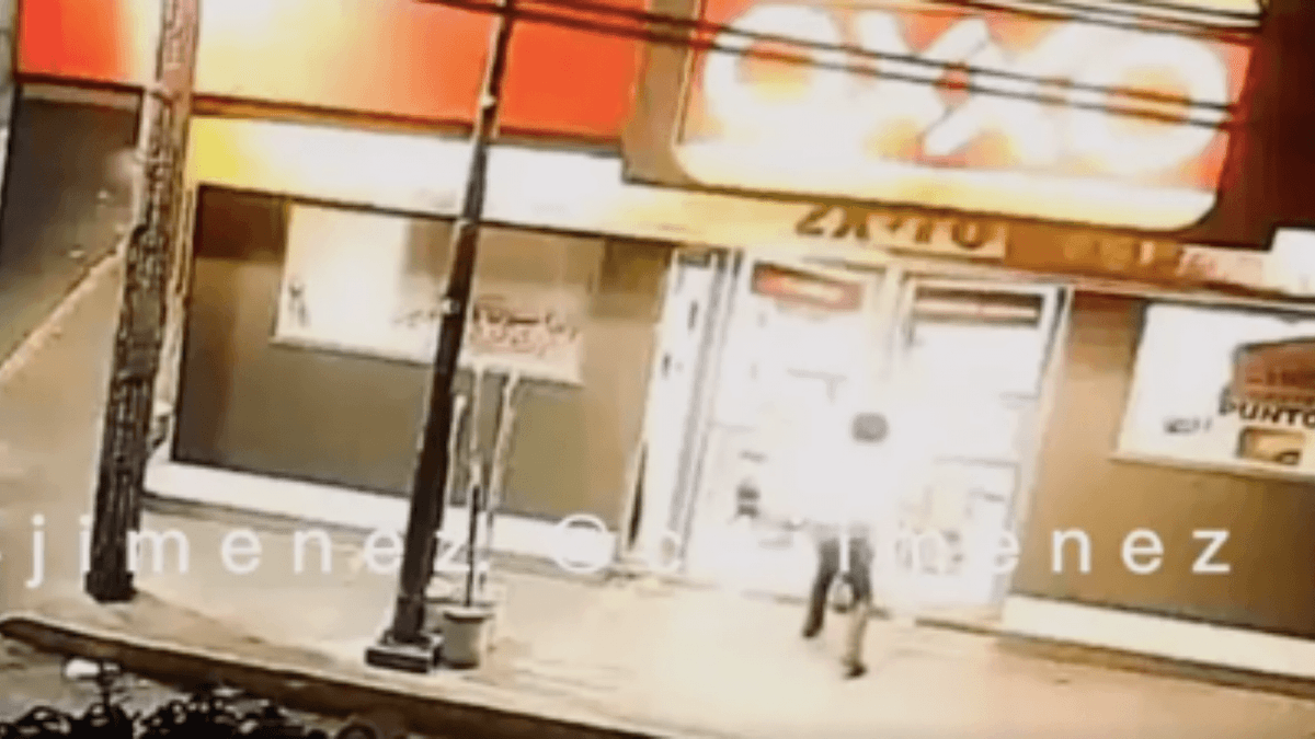 VIDEO: Hombre tira puerta de un Oxxo, lo roba y policías lo detienen