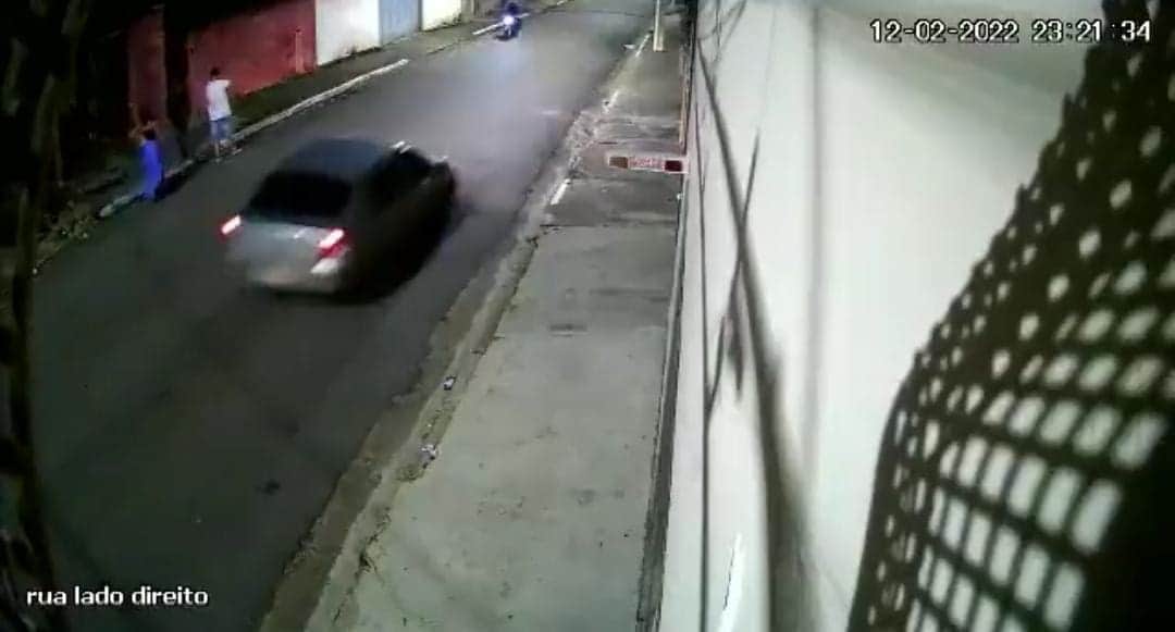 Video: Automovilista arrolla a ladrones que iban en motocicleta