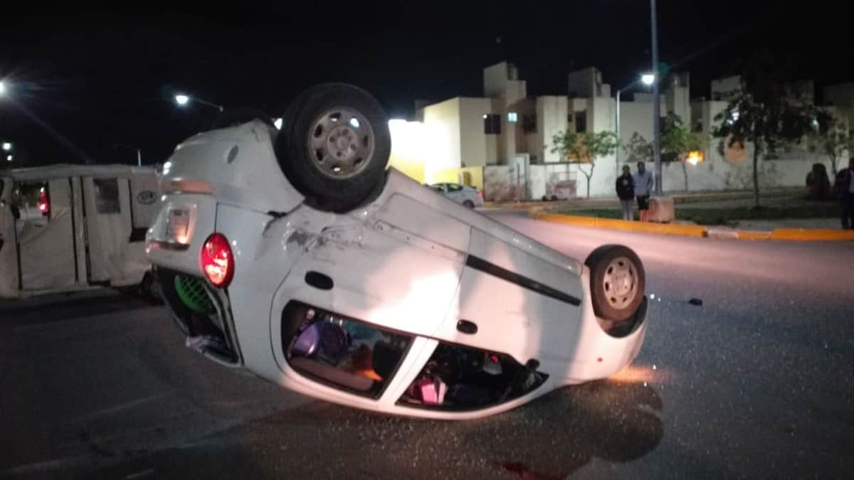 Muere bebé de un año al chocar taxi con combi en Playa del Carmen