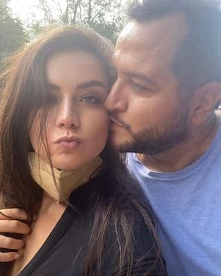 Carolyn Adams comparte fotos con hijo de AMLO por el 14 de febrero