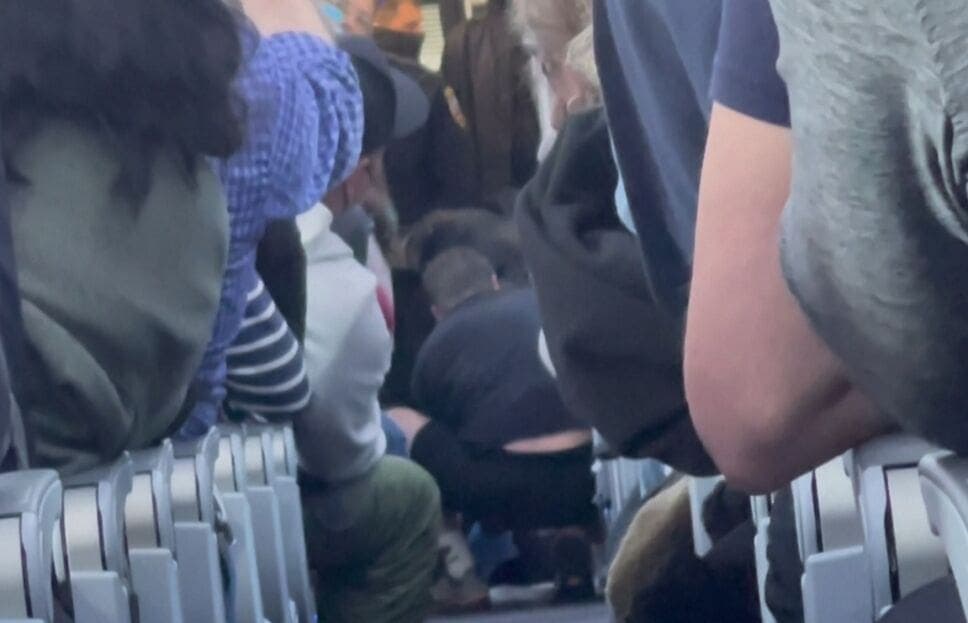 Avión aterriza de emergencia en EU luego de que pasajero intentara abrir una puerta de la aeronave