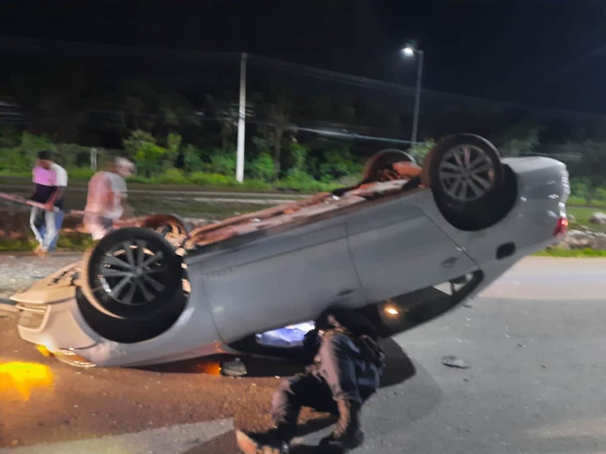 Joven vuelca su auto y resulta ileso, en Cancún
