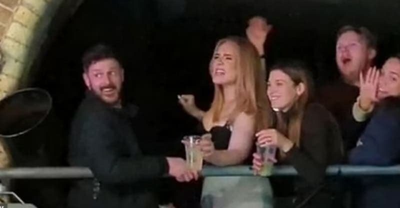 Video: captan a Adele ebria bailando pole dance en un club nocturno