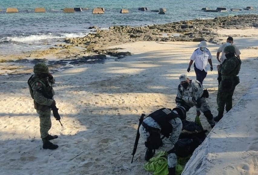 Aseguran 80 kilos de droga en la playa de un hotel de Puerto Morelos