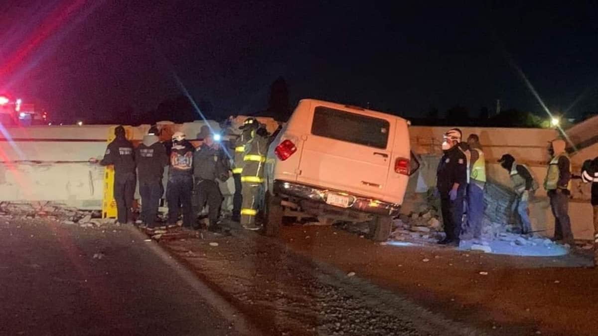 Se desploma puente sobre la autopista México-Pachuca, cayó encima de una camioneta