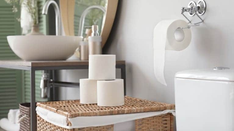 Ex trabajadora de hotel revela por qué deberías cambiar el papel higiénico al llegar