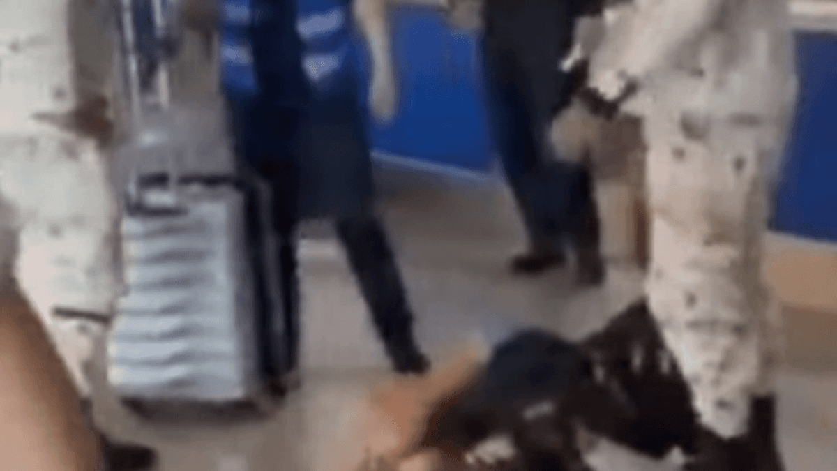 Turista de Los Cabos no puede documentar porque llega tarde y se tira al piso