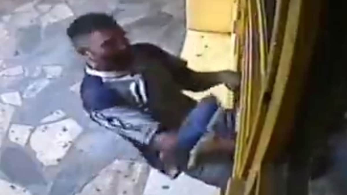 VIDEO: Empleadas de panadería corren a escobazos a presunto ladrón