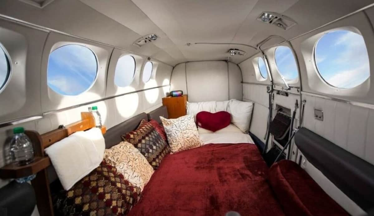 ¿Sexo en las alturas? Esta empresa ofrece "servicios románticos" en un avión privado