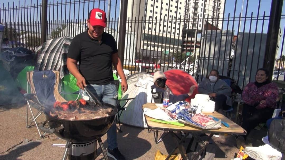 Se arma la carnita asada en la fila para boletos de Bad Bunny en Monterrey