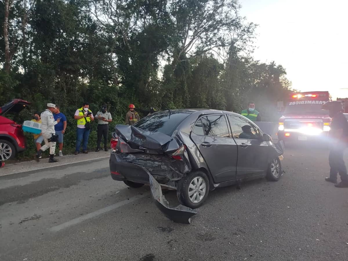 Chocan tres automóviles en la salida de Cancún a Mérida