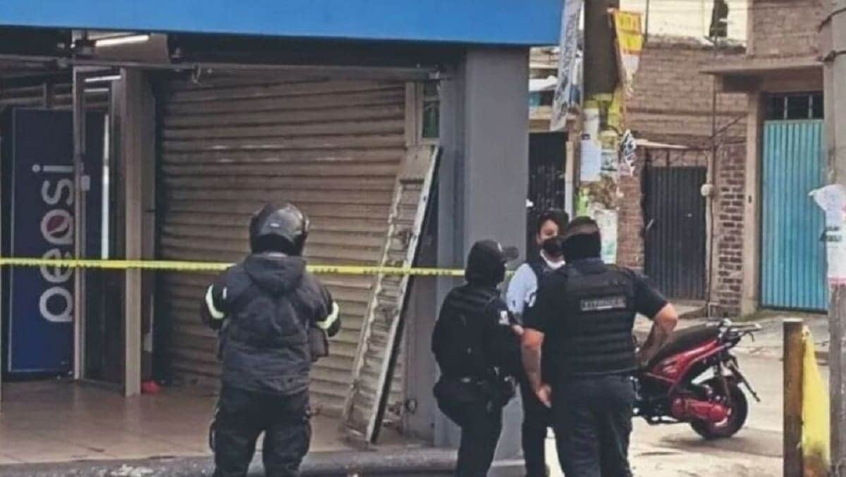 Niño pierde la vida tras caerle cortina metálica de una tienda en Edomex