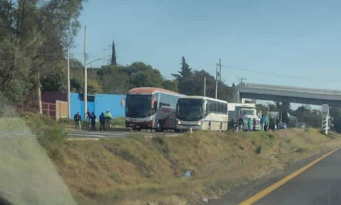 Normalistas se apoderan de cinco autobuses sobre la carretera Morelia-Pátzcuaro