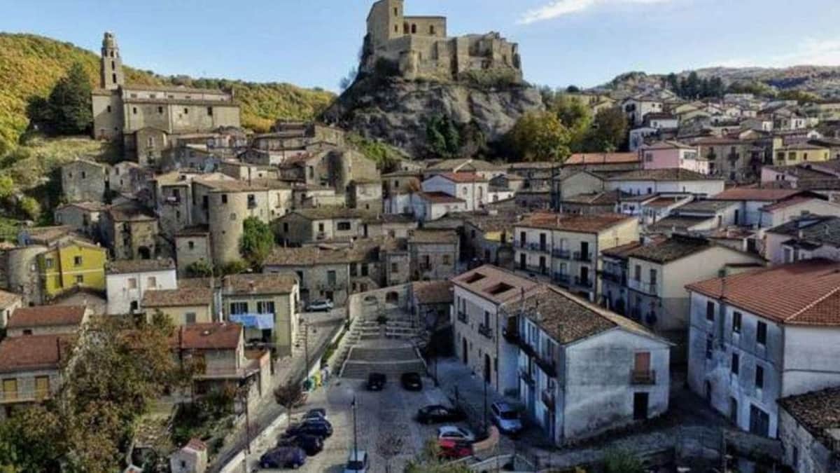 ¡Increíble! Compra tu propia casa por 24 pesos en Italia