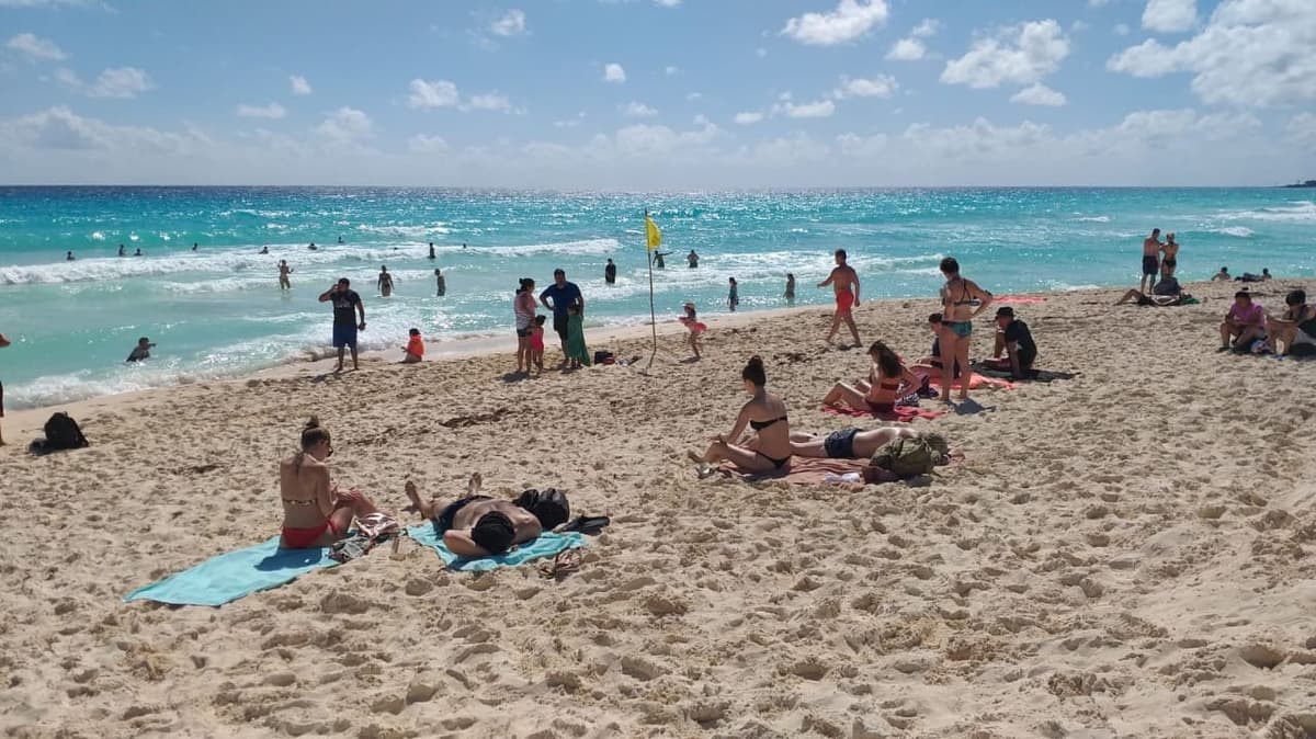 Se acaban las lluvias y fluyen los bañistas a las playas de Cancún