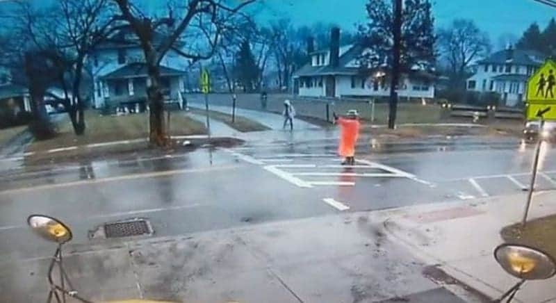 Vídeo viral: policía evita que atropellen a niño pero es embestida por el auto