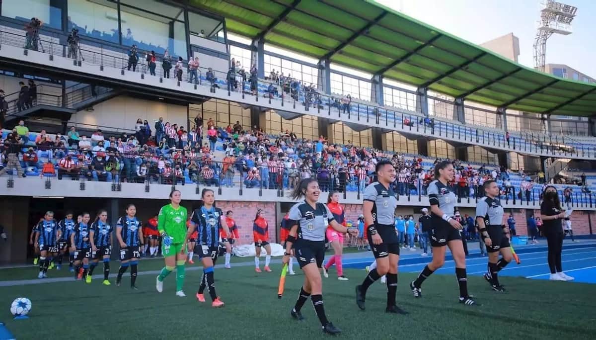Muere aficionado en pleno juego de la Liga MX Femenil tras desvanecerse en las tribunas