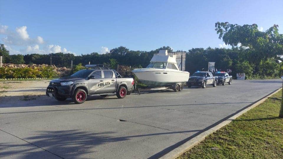 Detienen a pareja con camioneta y yate robados, en Playa del Carmen