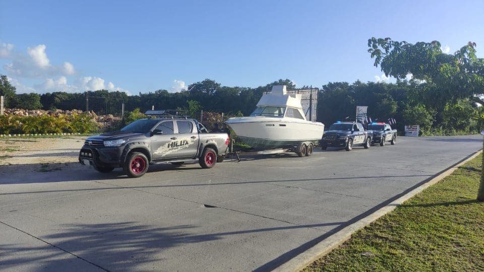 Detienen a pareja con camioneta y yate robados, en Playa del Carmen