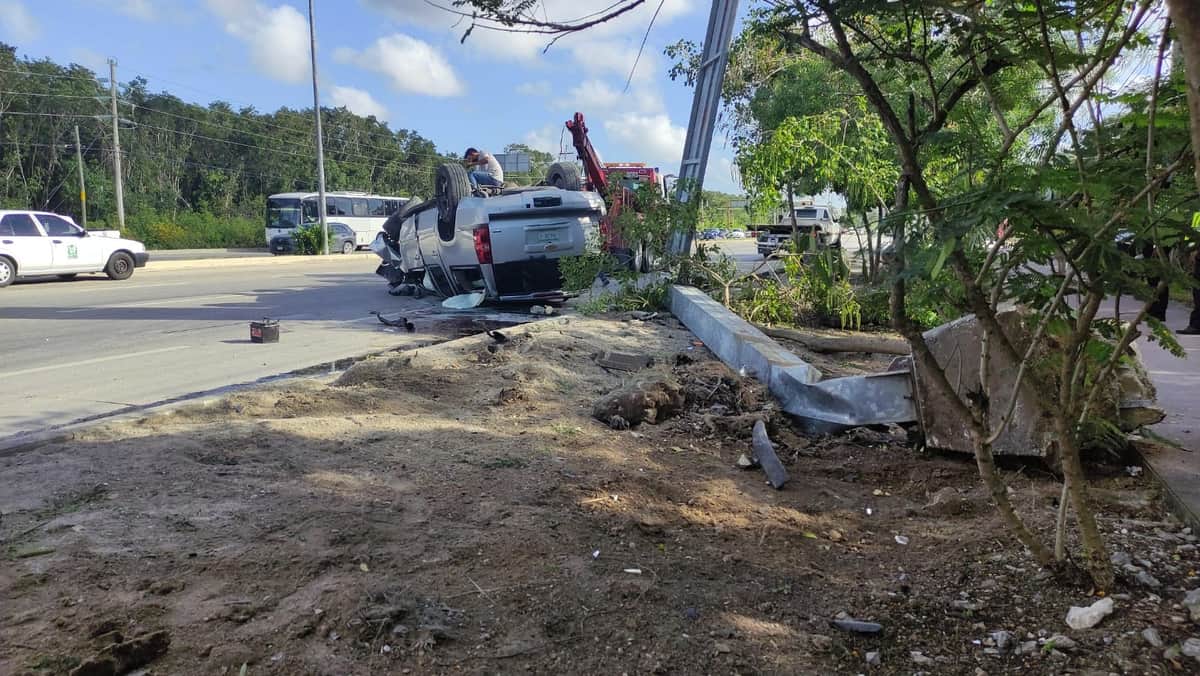 Vuelca camioneta de lujo en la salida sur de Playa del Carmen