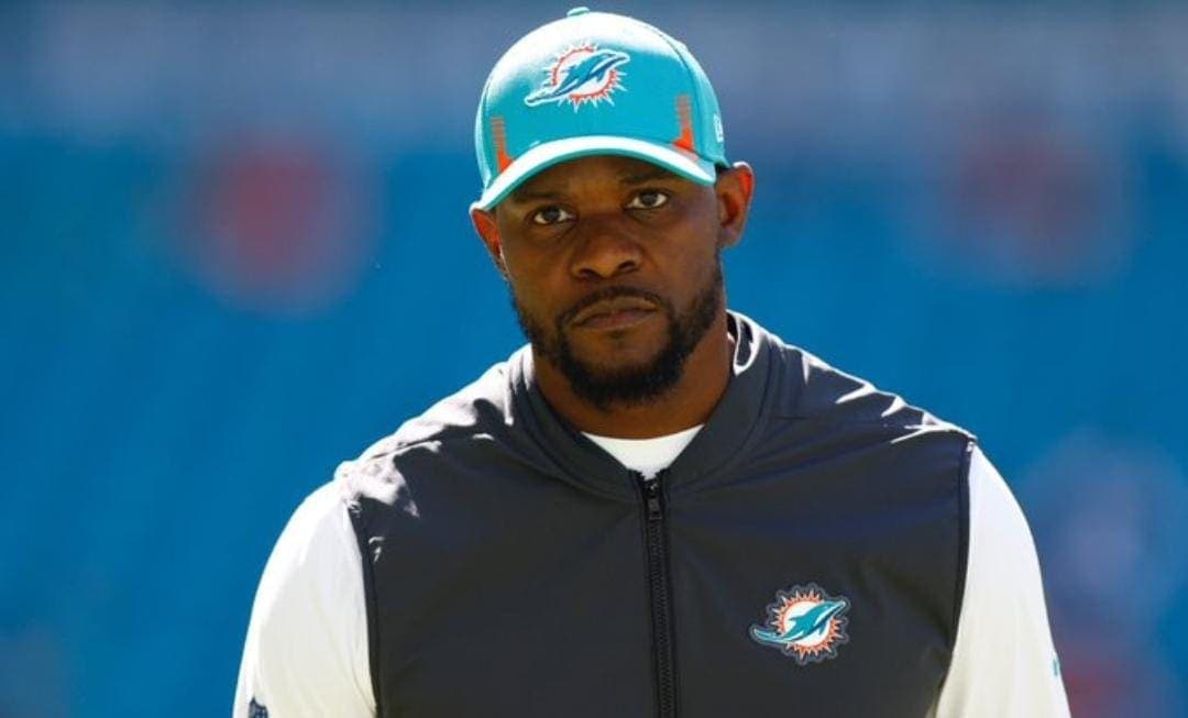 Ex entrenador Brian Flores demanda a la NFL y a equipos; denuncia racismo