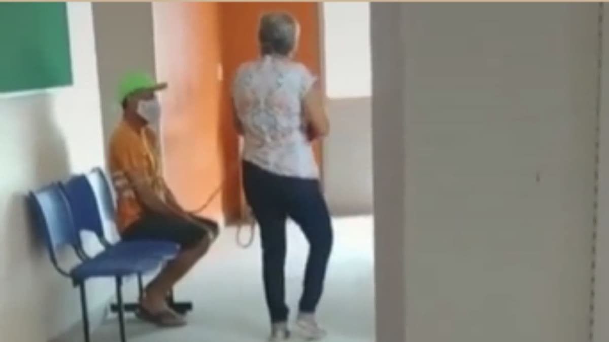 Mujer lleva con una cuerda 'amarrado' a su esposo para que se vacune contra el Covid-19