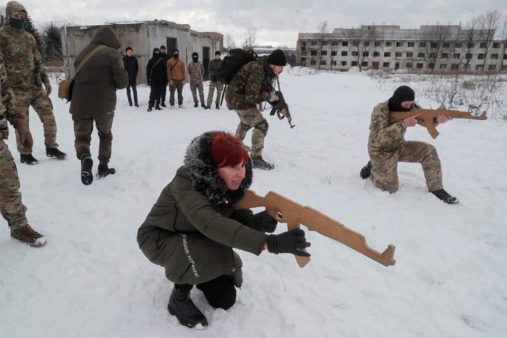 Miles de voluntarios ucranianos participan en entrenamientos militares