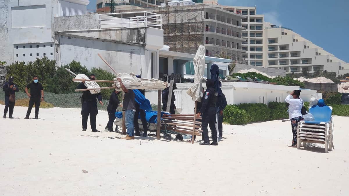 Mega operativo en Cancún: Retiran camastros de playa Marlín que eran rentados a turistas