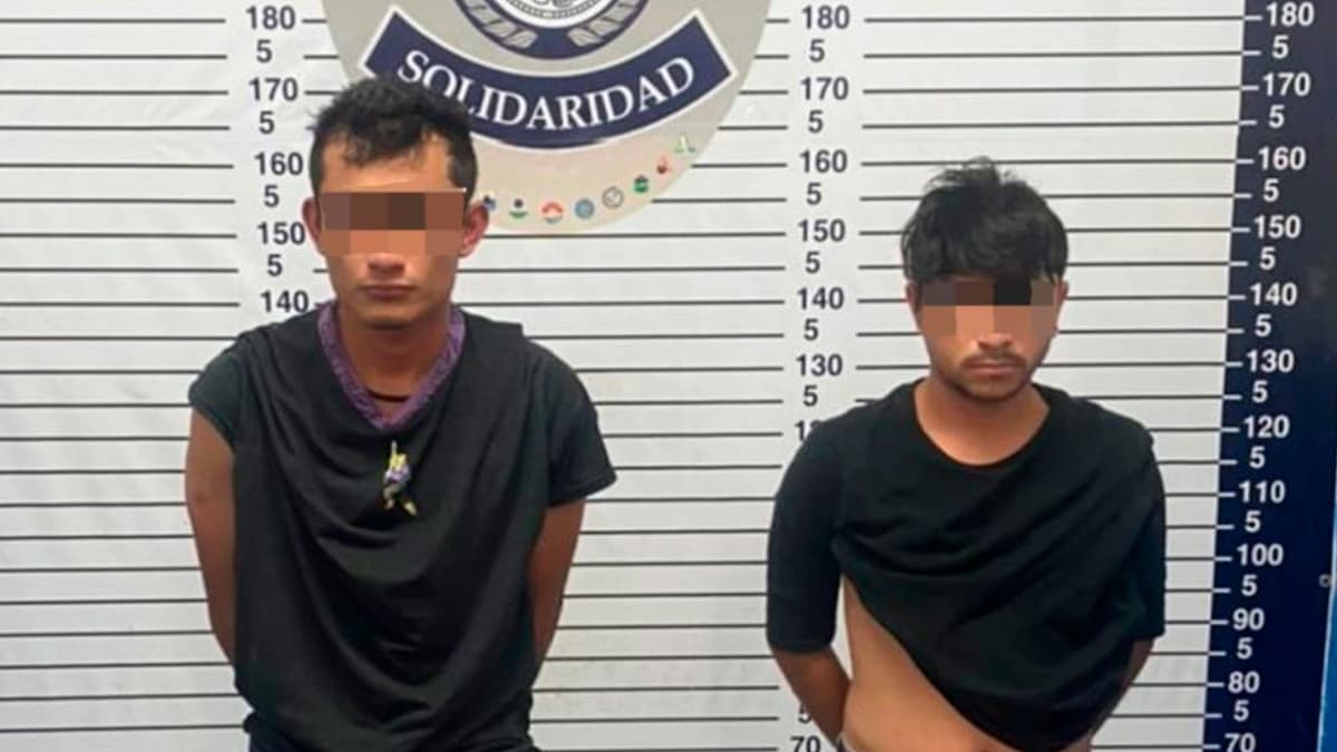 Capturan a dos sujetos con un arma de fuego, 11 cartuchos y 34 bolsas de narcóticos en Playa del Carmen