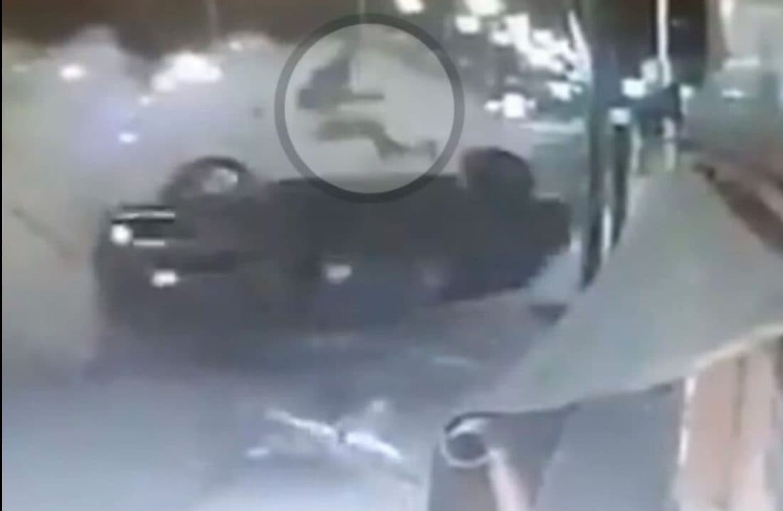 Hombre sale volando tras volcar su camioneta en Michoacán y se vuelve viral