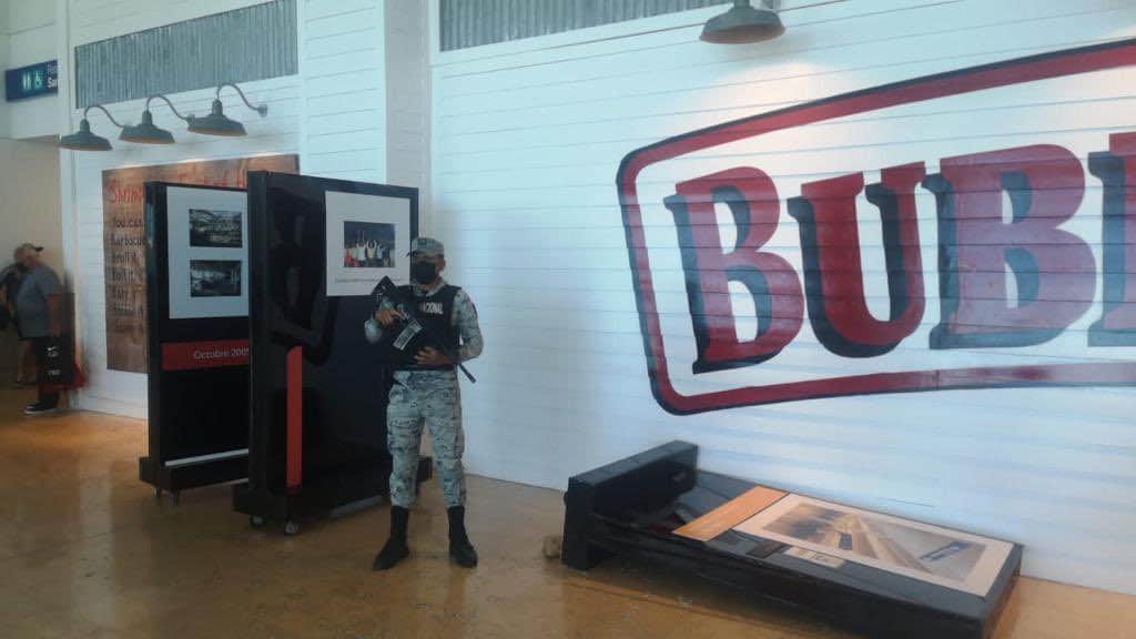 Estruendo por caída de anuncios provoca estampida de turistas en el Aeropuerto de Cancún