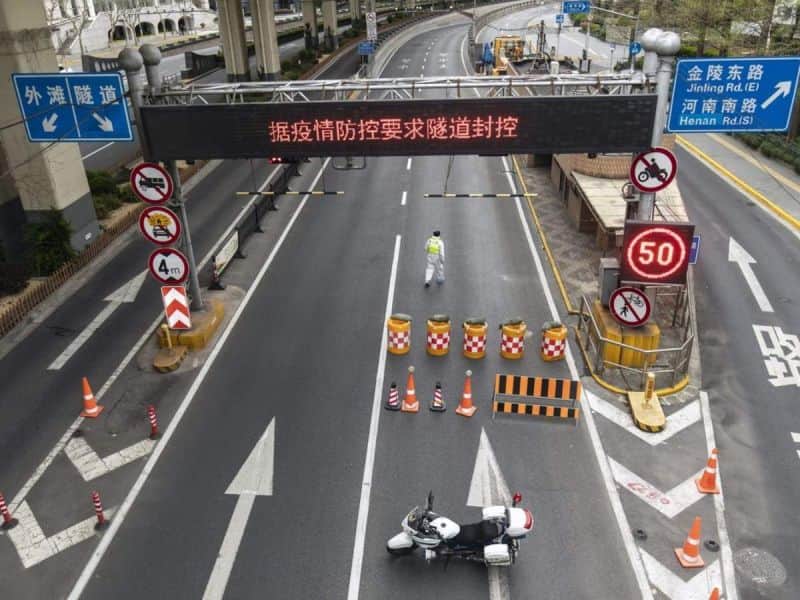 Para contener brote de Covid, Shanghai confina media ciudad