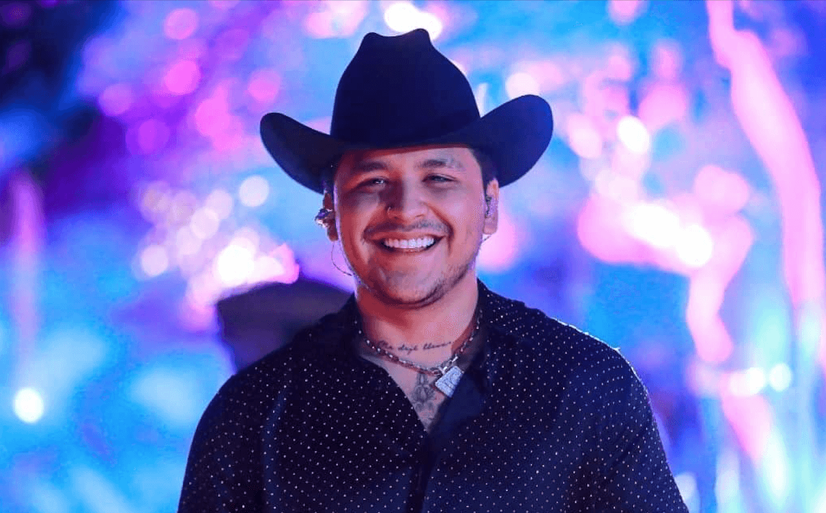 ¡Lo hace de nuevo! Nodal no llega a su concierto en Colombia y fans enfurecen