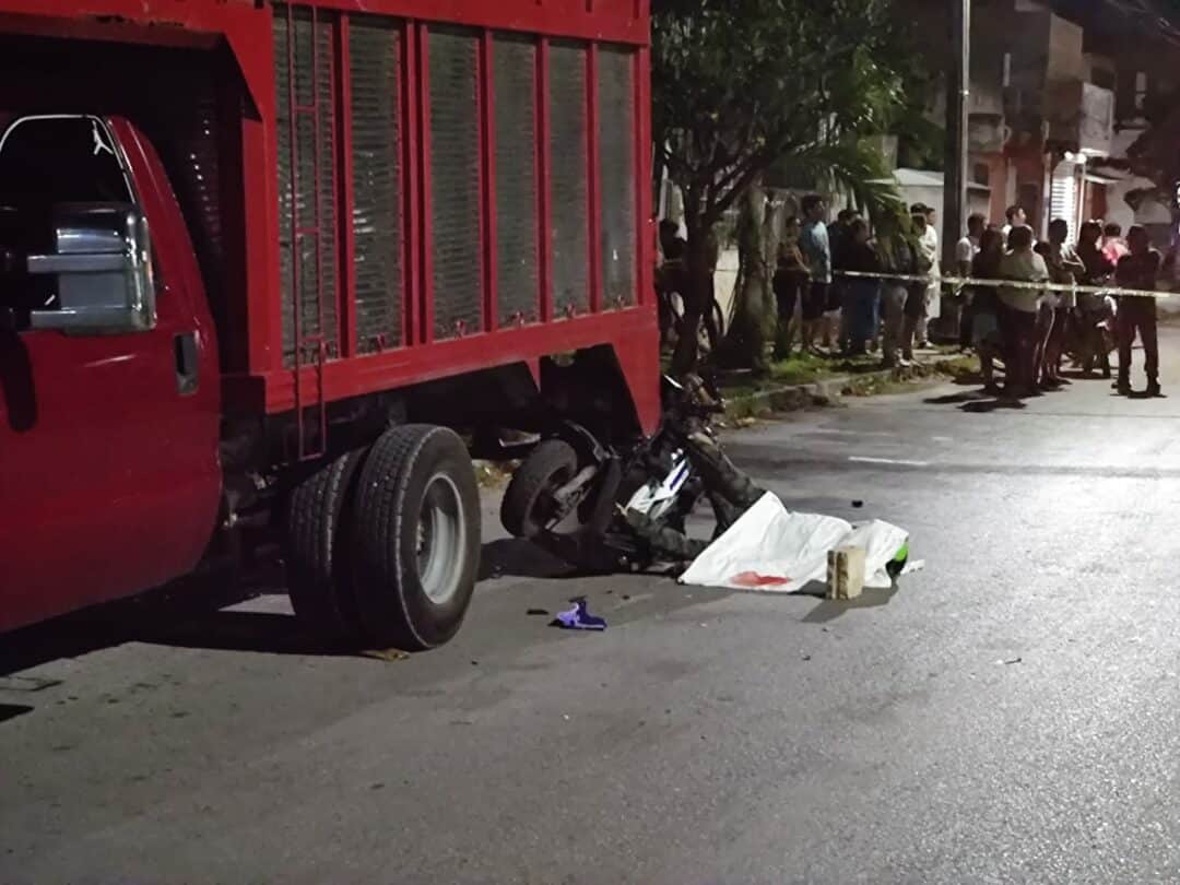 Muere motociclista tras estrellarse contra una camioneta en Cancún