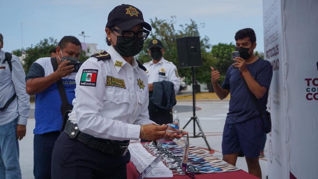 Entregan gafetes de identificación a elementos de tránsito de Cancún