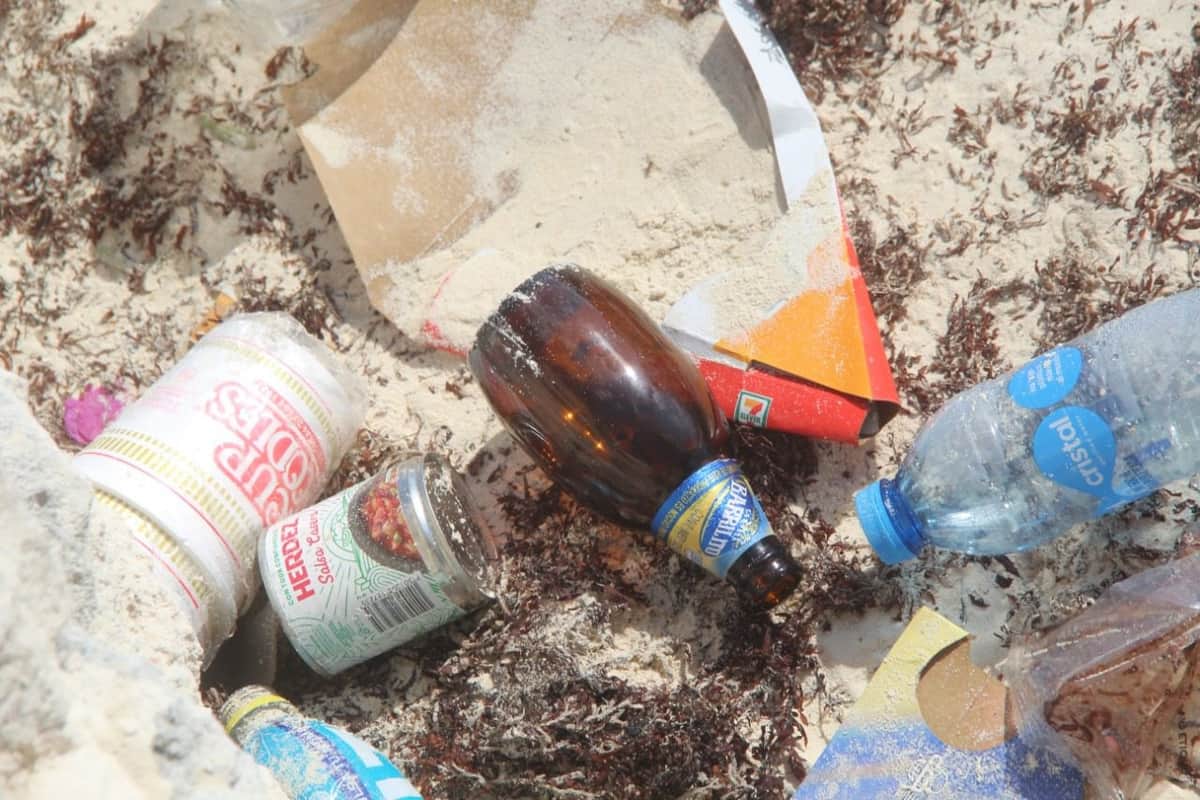 Bañistas "olvidan" su basura en playas de Cancún