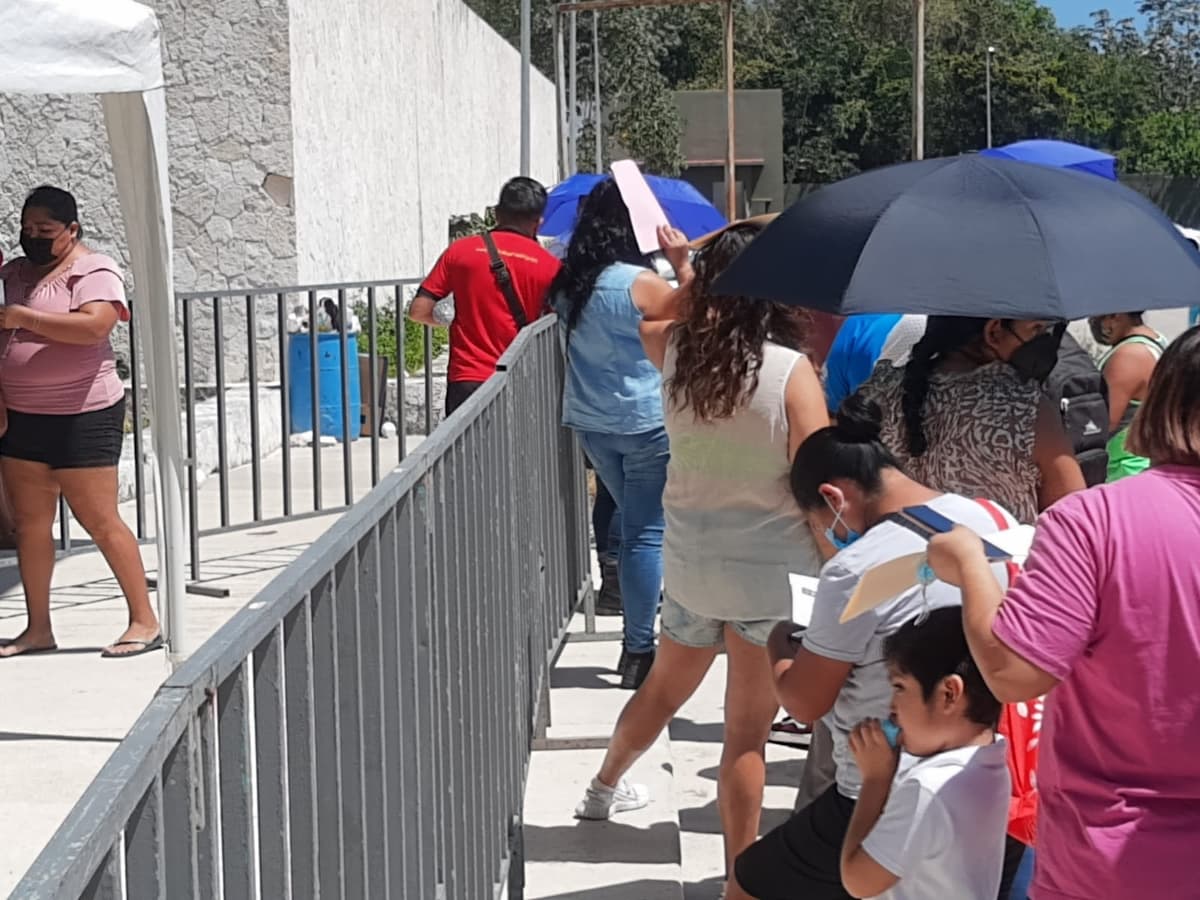 Acusan a encargada de vacunación en Playa del Carmen por trato déspota