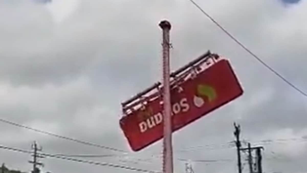 VIDEO: Fuertes vientos hacen caer un anuncio encima de tres autos y se vuelve viral