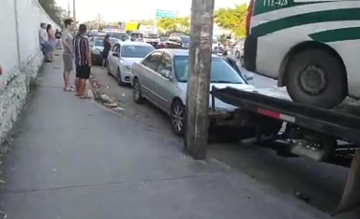 Deja 'carambola' varias personas lesionadas frente al batallón militar en Cancún