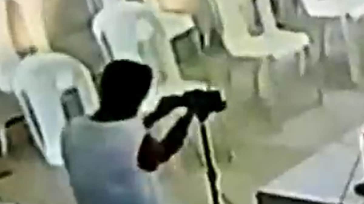 VIDEO: Ladrón entra a una iglesia y se roba el celular con el que transmitían las misas