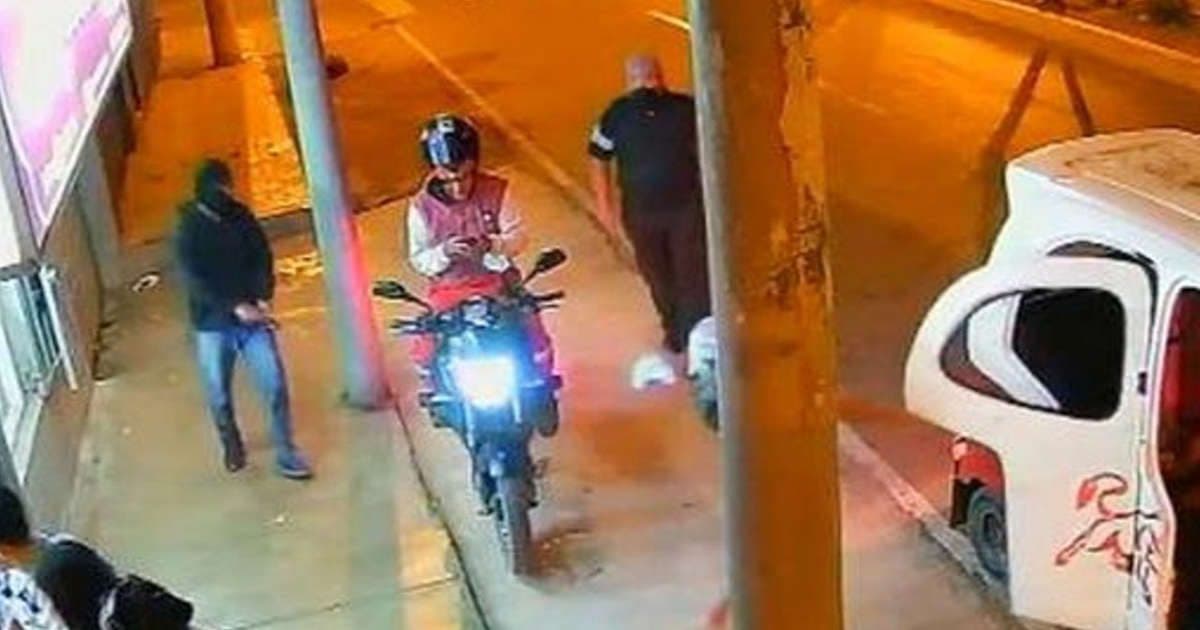 Delincuente acaba con la vida de su cómplice al dispararle por error durante asalto