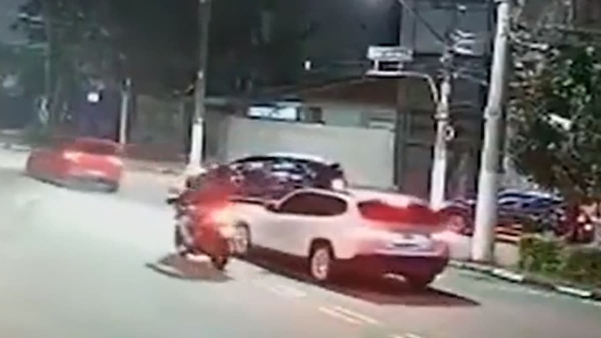 VIDEO: Mujer atropella a dos sujetos en una moto que querían asaltarla