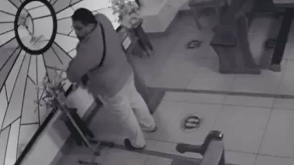 VIDEO: Hombre se roba limosnas de alcancía en una iglesia aprovechando que estaba sola