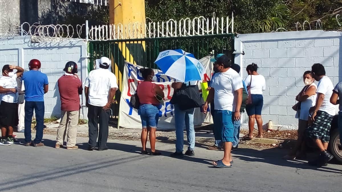Clausuran simbólicamente oficinas de la CFE en Cancún