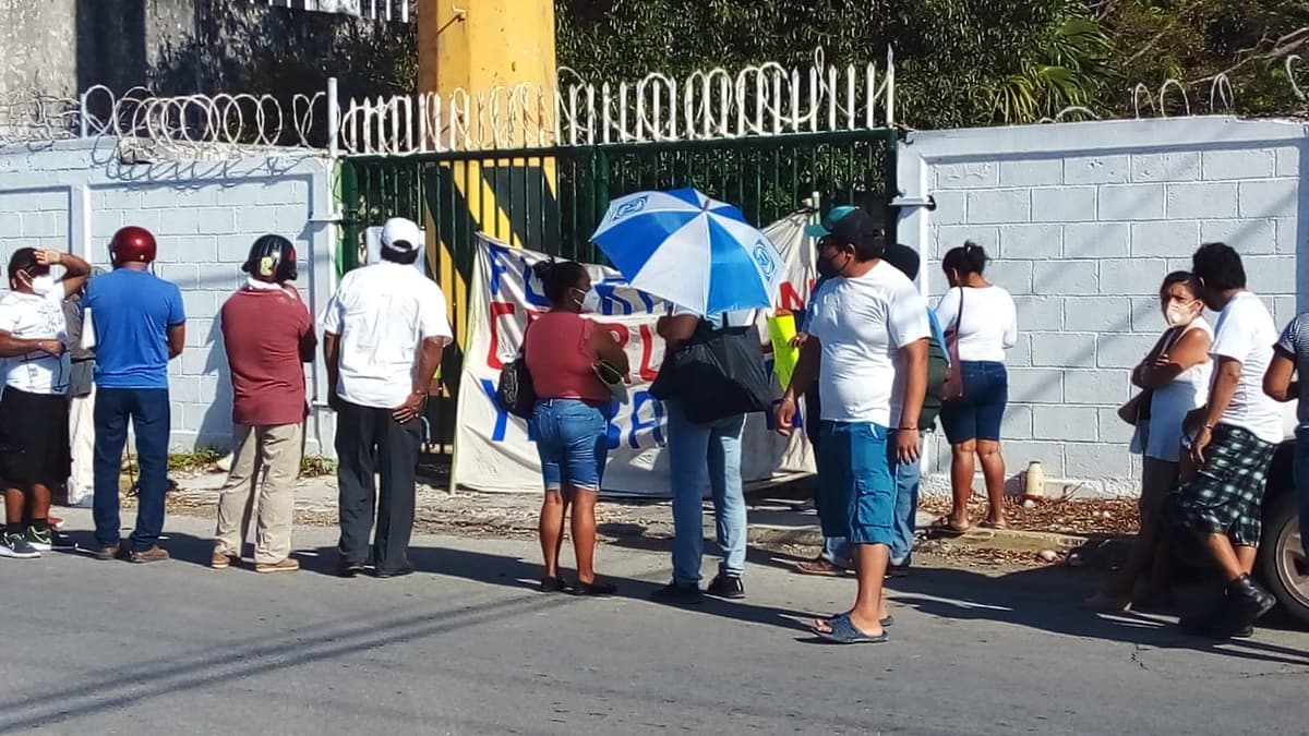 Clausuran simbólicamente oficinas de la CFE en Cancún