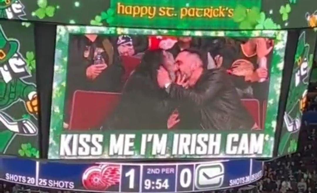 Video: Se besan en la "kiss cam" sin ser pareja; al final aparece el esposo de ella