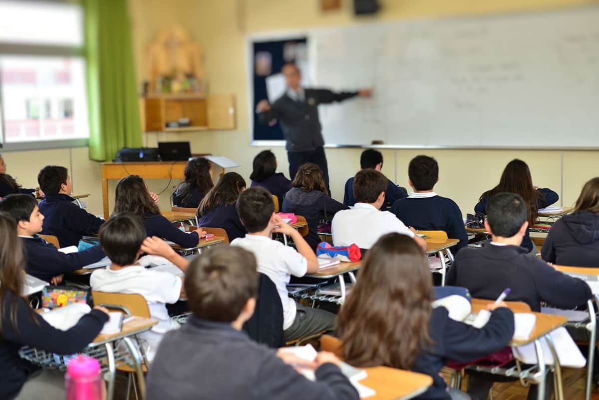 Cambian de escuela a maestro acusado de abuso y suma nuevas denuncias