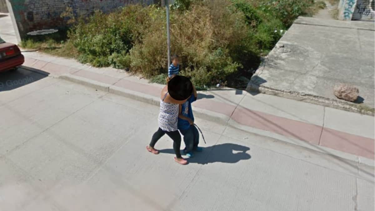 Google Maps capta en Guanajuato a madre regañando a su hijo en una calle y se vuelve viral