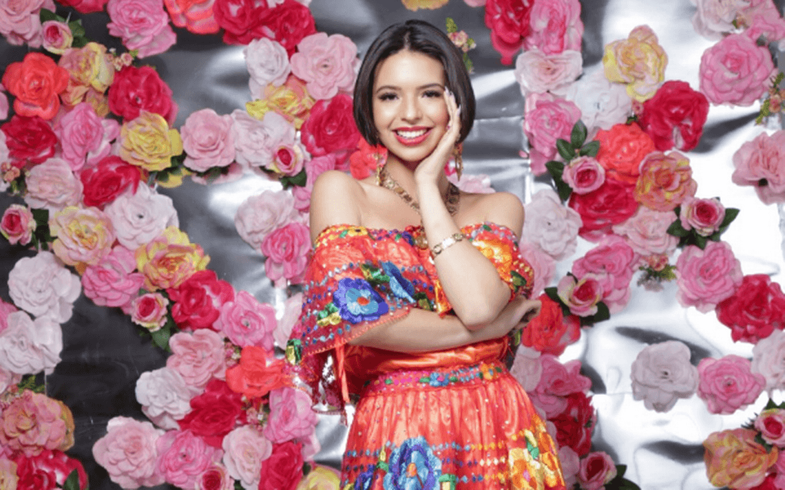 Ángela Aguilar revela que recibió 1500 rosas de un misterioso galán y desata polémica
